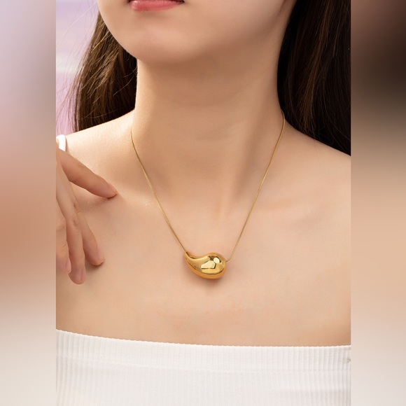 Gold sideway tear drop pendant dainty chic necklace - Picture 1 of 5